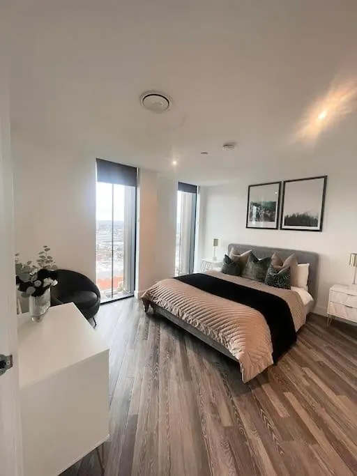 Opulent 3 -Bedroom Penthouse With Stunning Views location