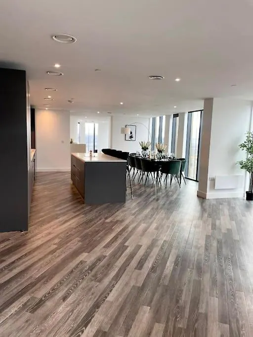 Opulent 3 -Bedroom Penthouse With Stunning Views Newcastle Upon Tyne